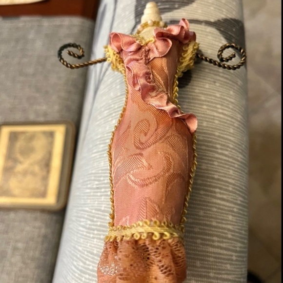 Victorian Mannequin Jewelry Organizer Holder - Lace Dress - Picture 5 of 6